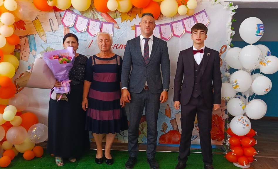 Министр цифрового развития КЧР принял участие в праздничной линейке в с. Кичи-Балык